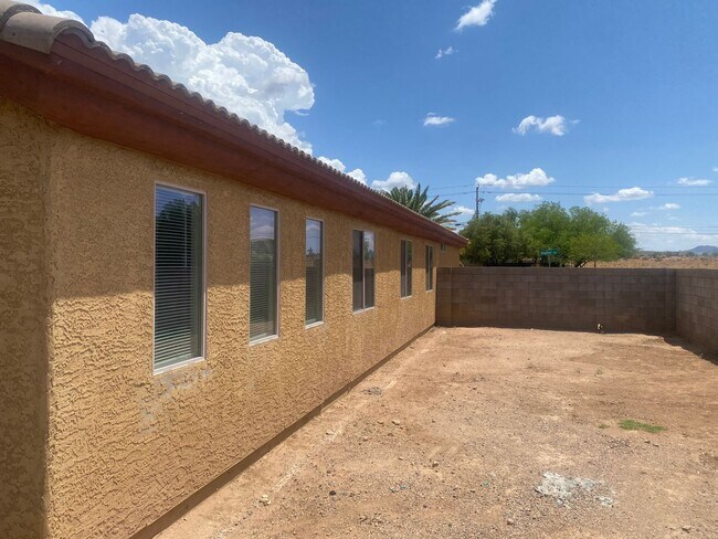 Building Photo - Corner Lot