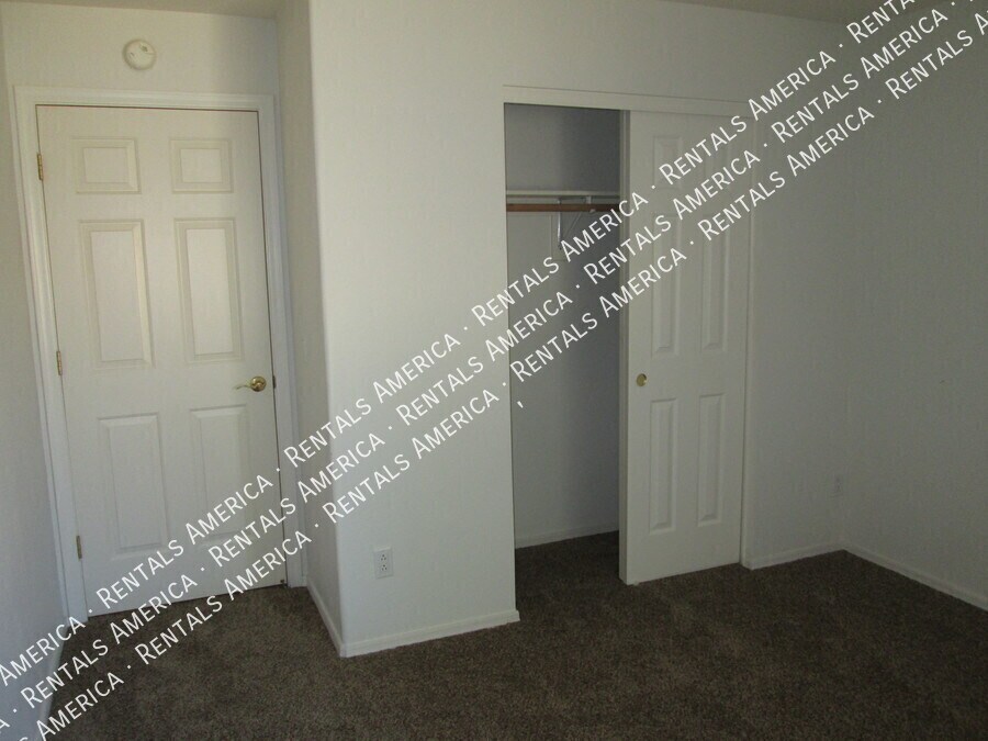 Building Photo - 144 S Mulberry St