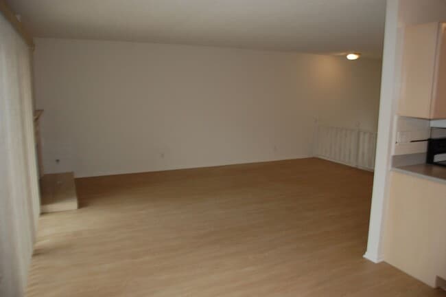 Building Photo - East Beach Town-home