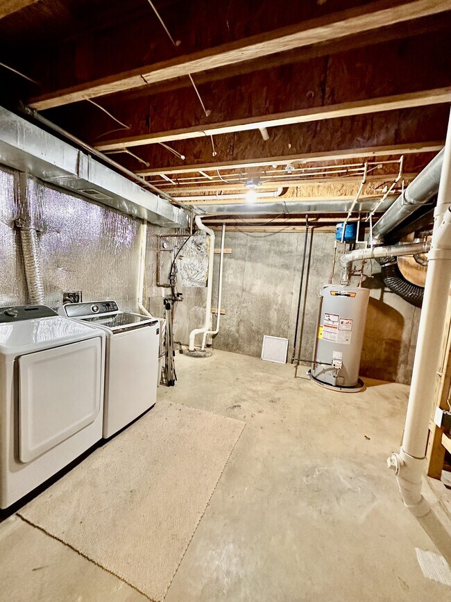 Building Photo - 917 Crestfield Dr