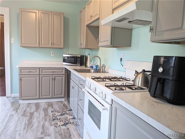 Building Photo - 366 Ashland Ave