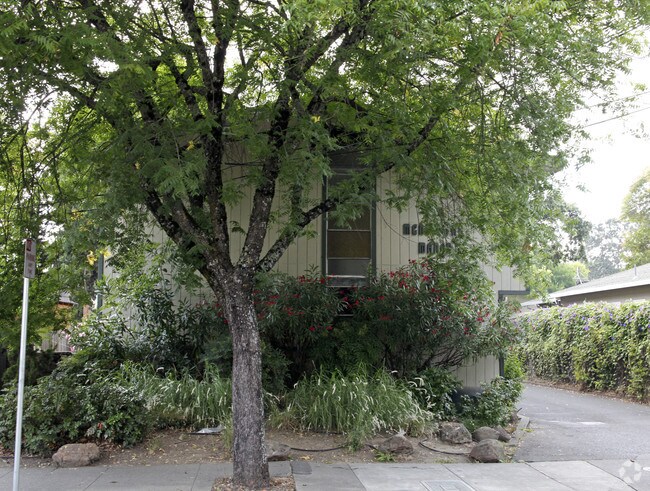 Building Photo - Mendocino Manor