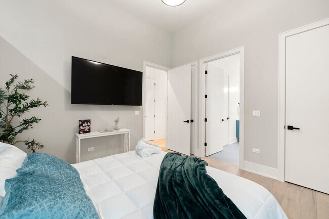 Building Photo - 318 W Grand Ave