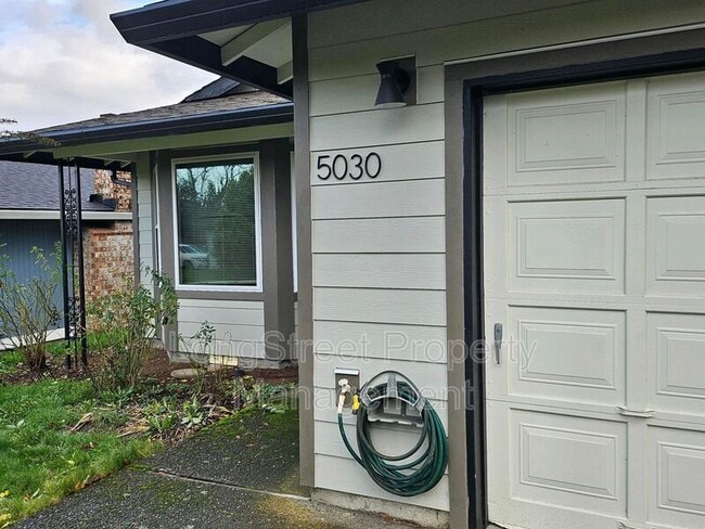 Building Photo - 5030 NE Roselawn St