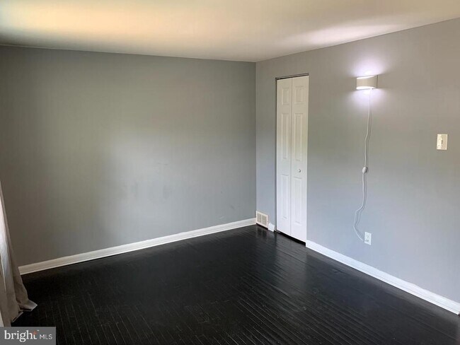 Building Photo - 881 Wedgewood Dr