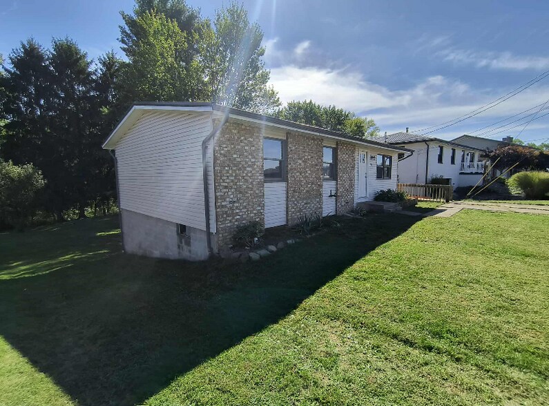 Primary Photo - 916 Donegal Dr E