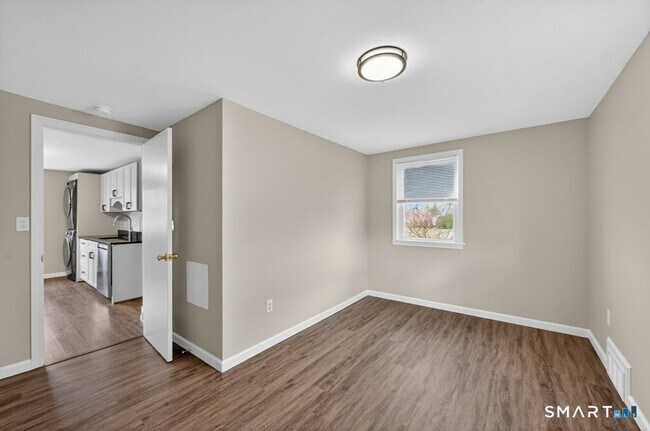 Building Photo - 121 Milldale Ave