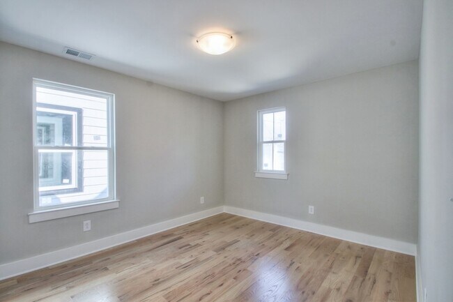 Building Photo - 904 Burchwood Ave