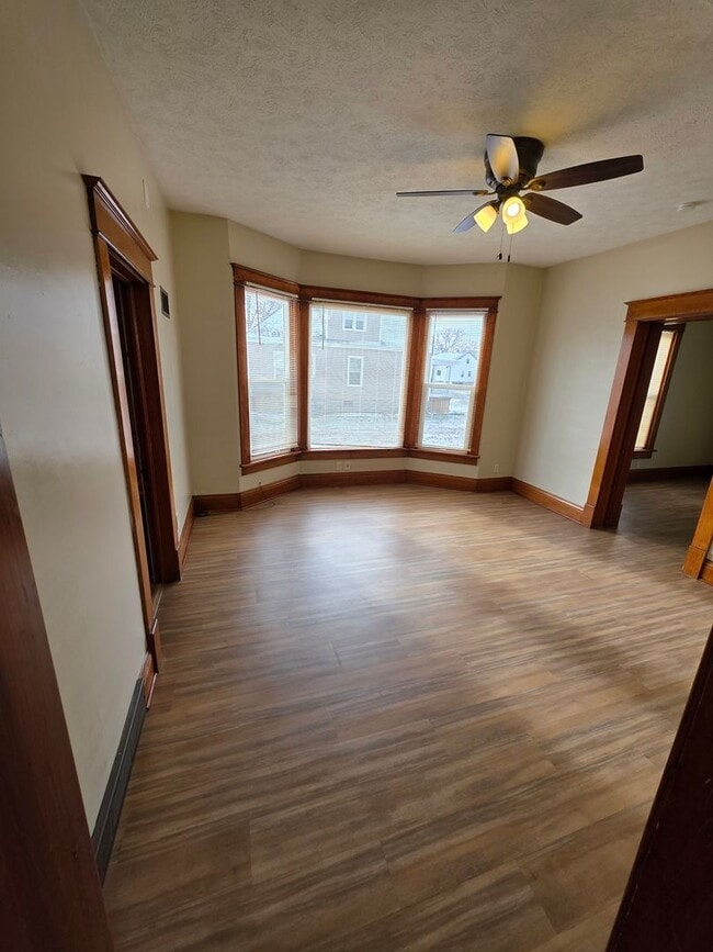 Building Photo - AEC-209