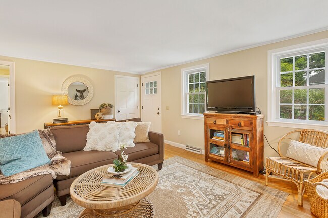 Building Photo - 25 Embassy St