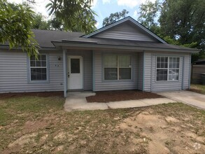 Building Photo - Three Bedroom House on Savannah Southside