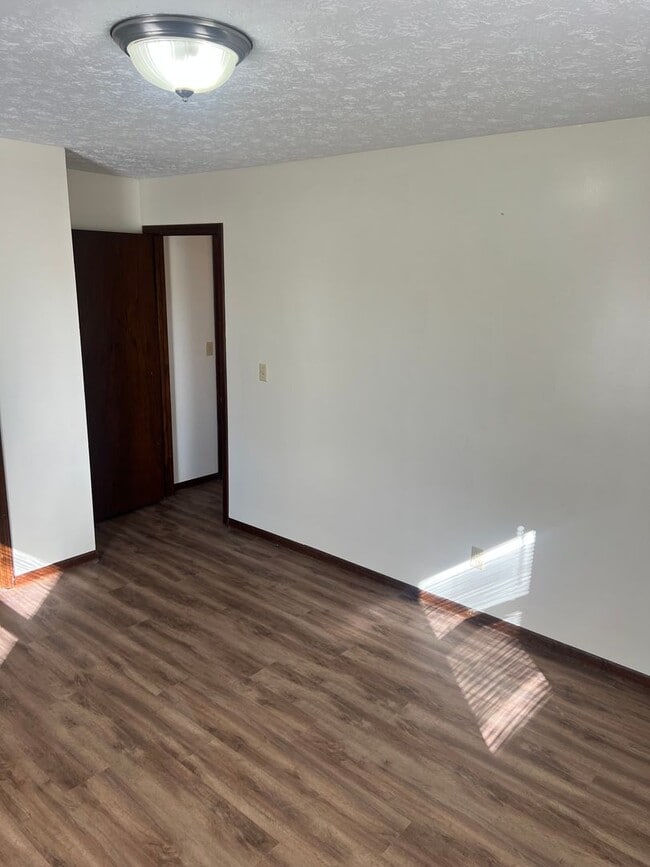 Building Photo - Spacious 3 Bedroom, 1 Bathroom Duplex