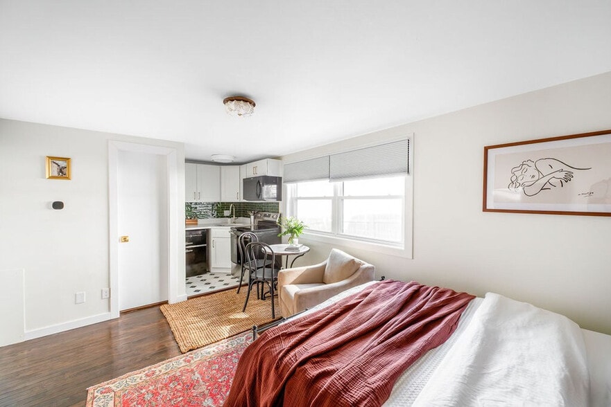 Building Photo - 200 S Henry St