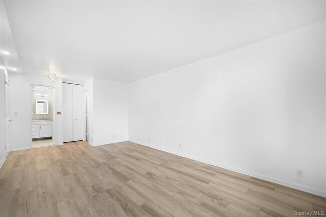 Building Photo - 141 Great Neck Rd