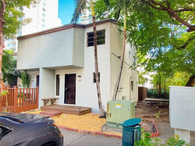 Building Photo - 1901 NW S River Dr