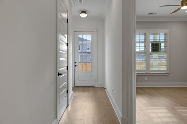 Building Photo - Luxurious Low-Maintenance Living in Westha...