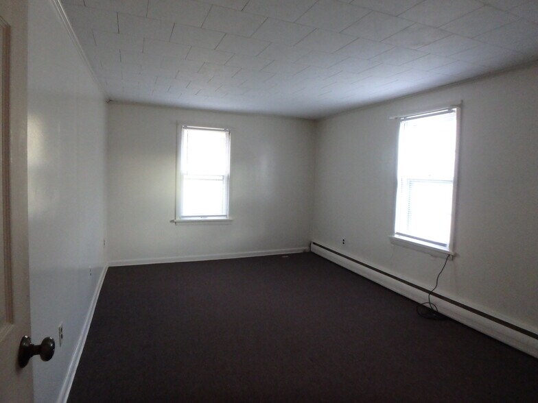 Building Photo - 119 Montour St N