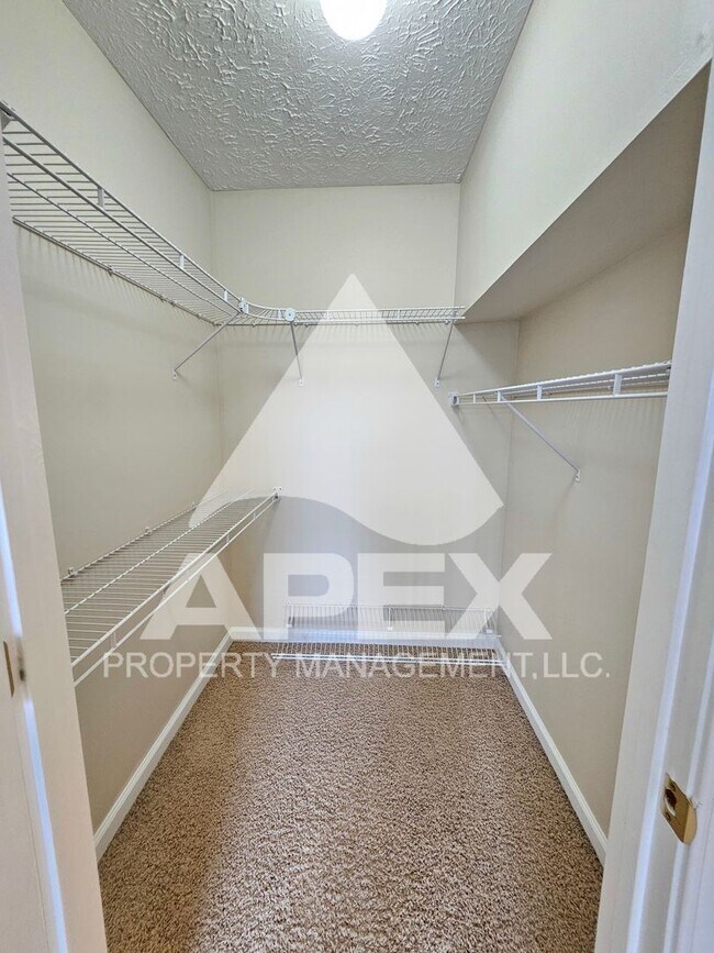 Building Photo - Spacious 3 Bd 2.5 Ba Condo w/Carport in heart of West Knox!