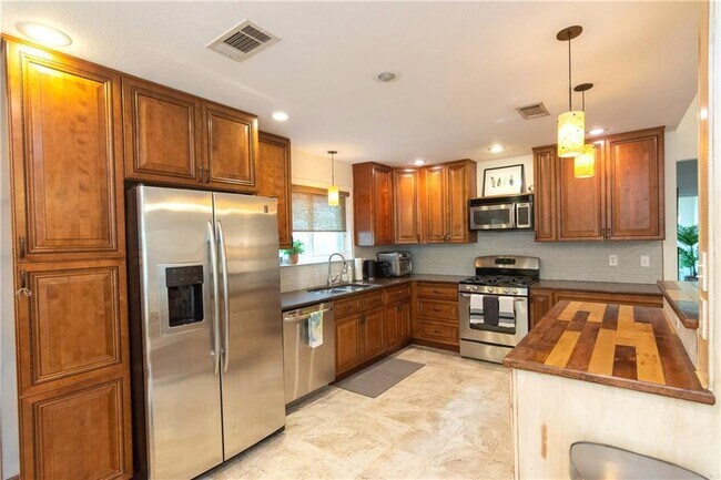 Building Photo - 4802 Summerset Trail