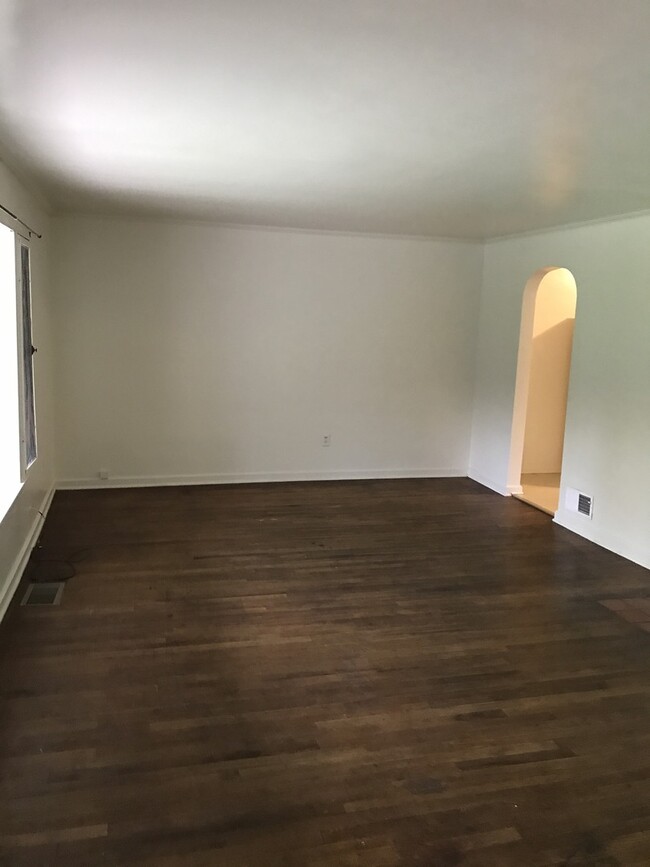 Building Photo - 3 Bedroom House AVAILABLE AUGUST 2025; Mon...