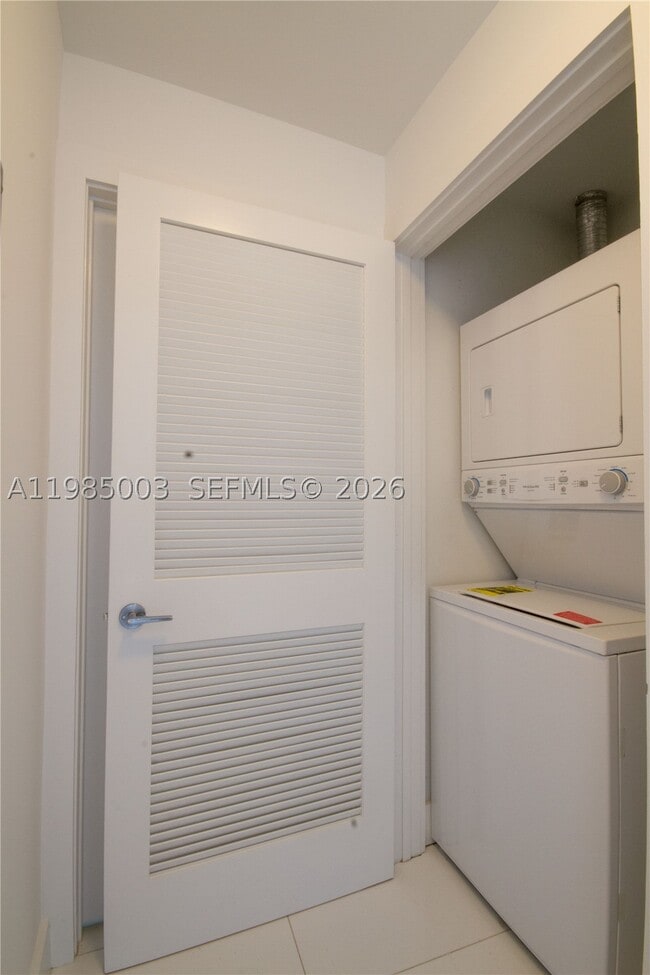 Building Photo - 2020 N Bayshore Dr