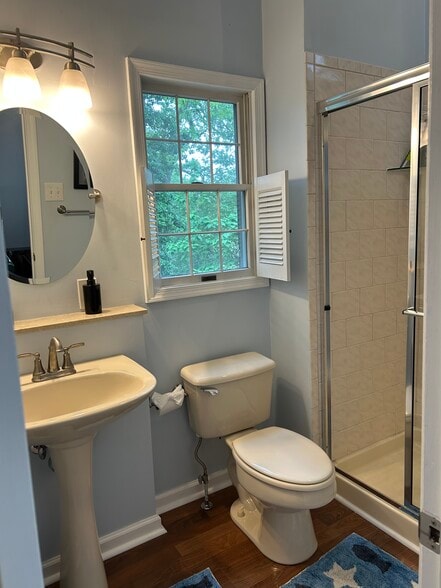 Upstairs bathroom - 1111 Van Buren St