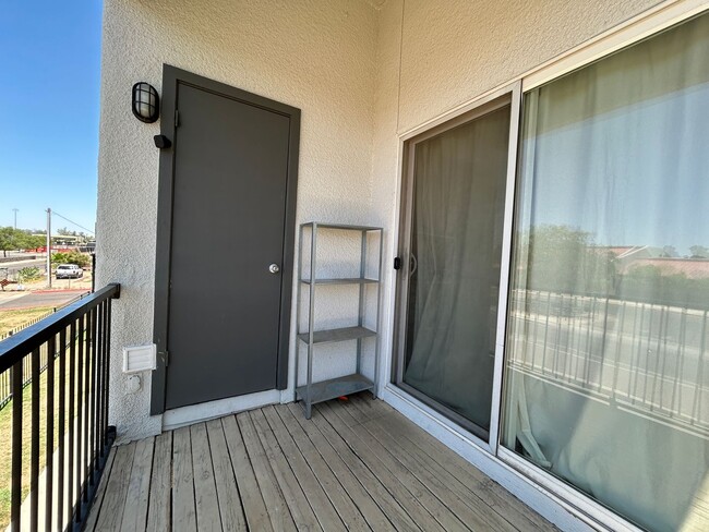 Building Photo - 2 Bed | 2 Bath Condo in Gated Phoenix Community