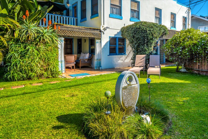 Indoor/Outdoor Cabana Room (left). Gas Grill nook beyond lounge chairs. - 14 S Venice Blvd