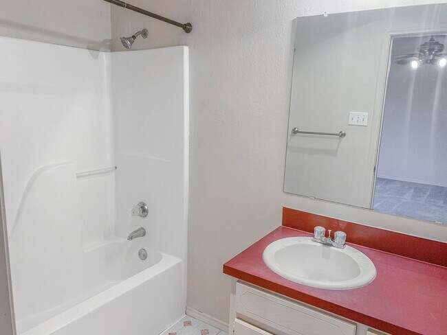 Building Photo - Retro Charm in Every Detail 3Bed/2Bath!