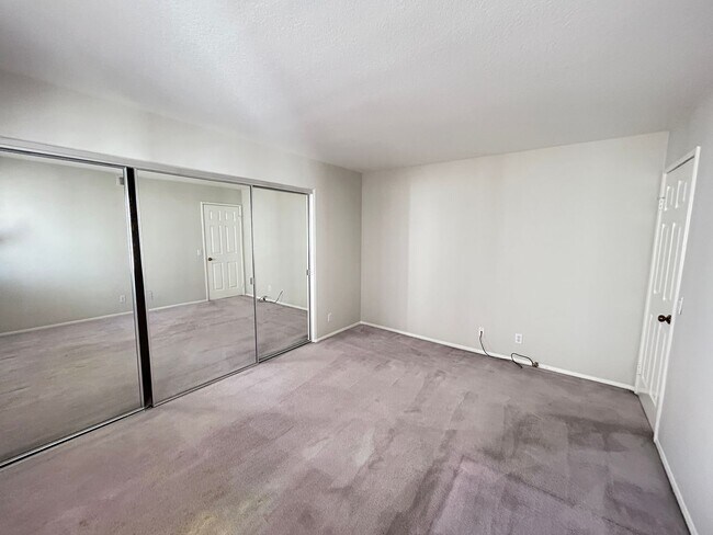 Building Photo - 8132 E Hillsdale Dr