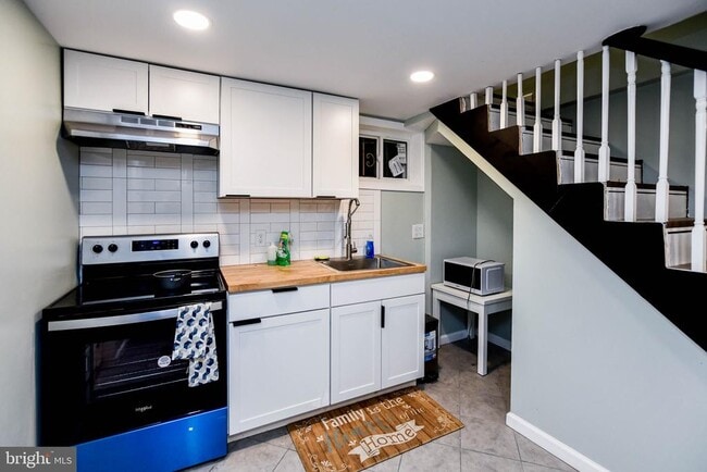 Building Photo - 3802 Cedar Dr