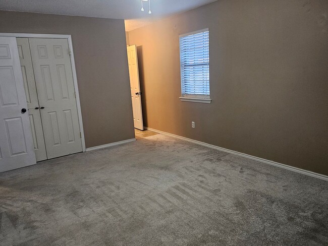 Building Photo - 306 Elfen Glen St