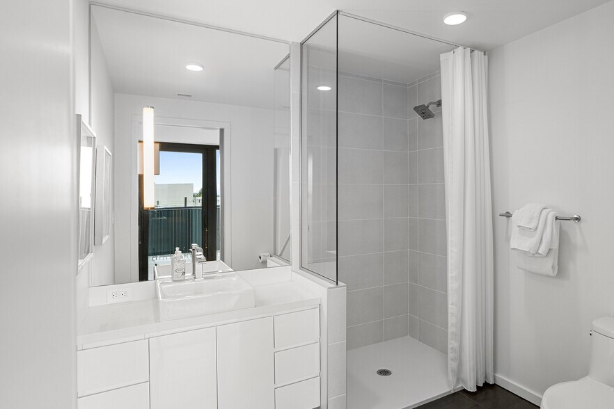 Building Photo - 12 NE Fremont St