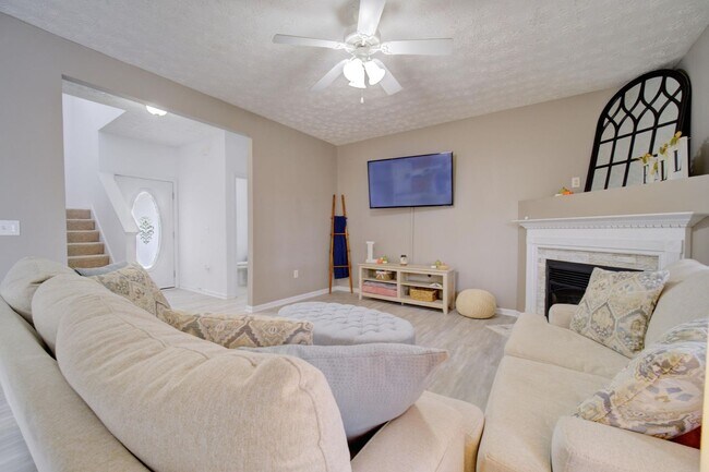 Building Photo - 3 Bedroom with a Fabulous Florida Room in Crestview!