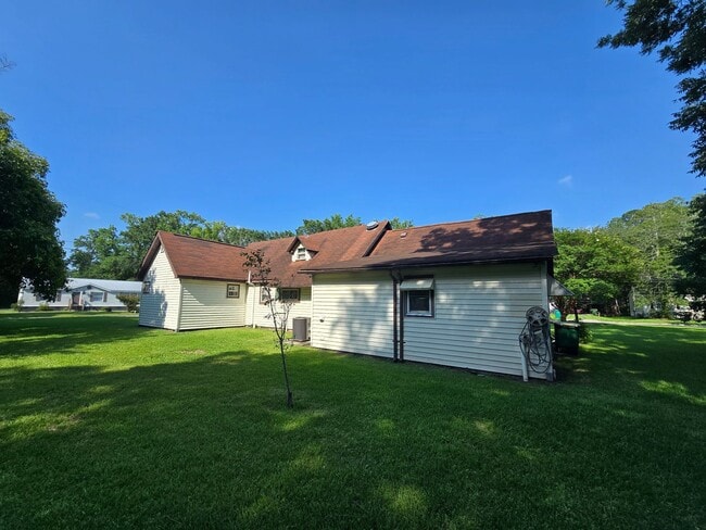 Building Photo - Cozy Home