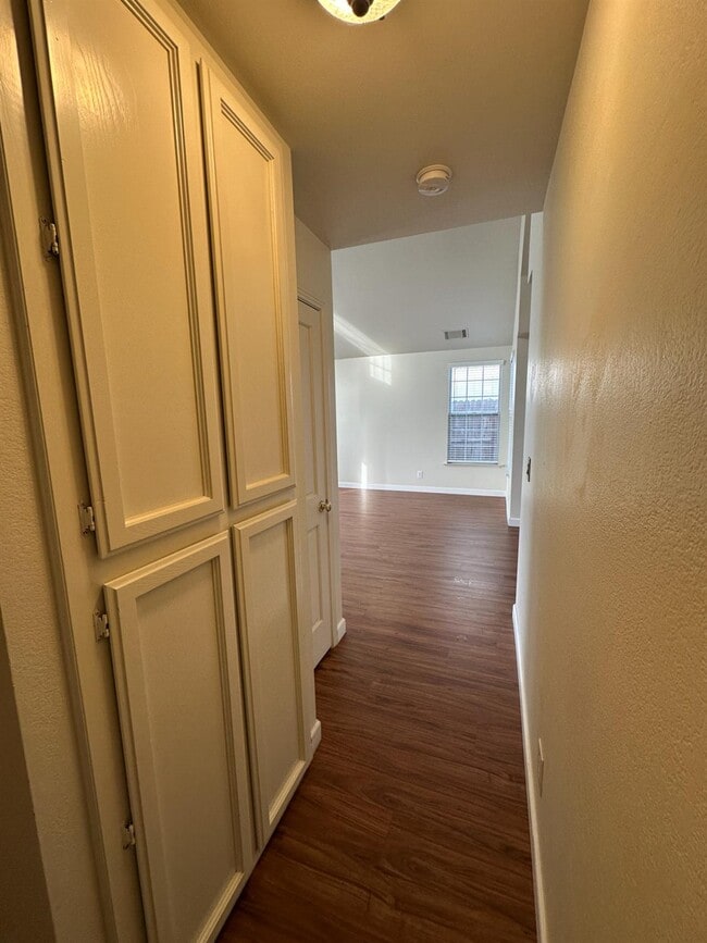 Building Photo - 273 W Cromwell Ave