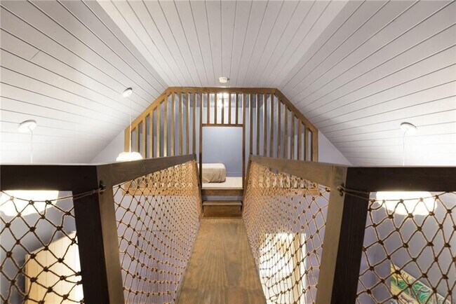 Building Photo - 725 Rocky Point Dr