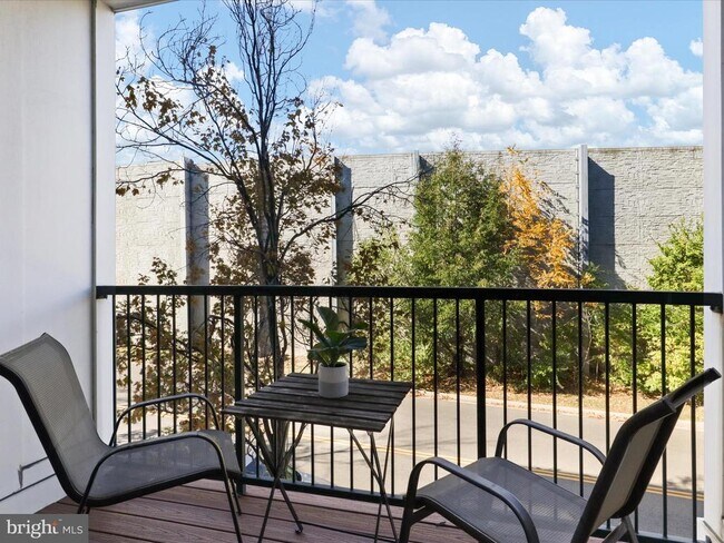 Building Photo - 2465 Army Navy Dr