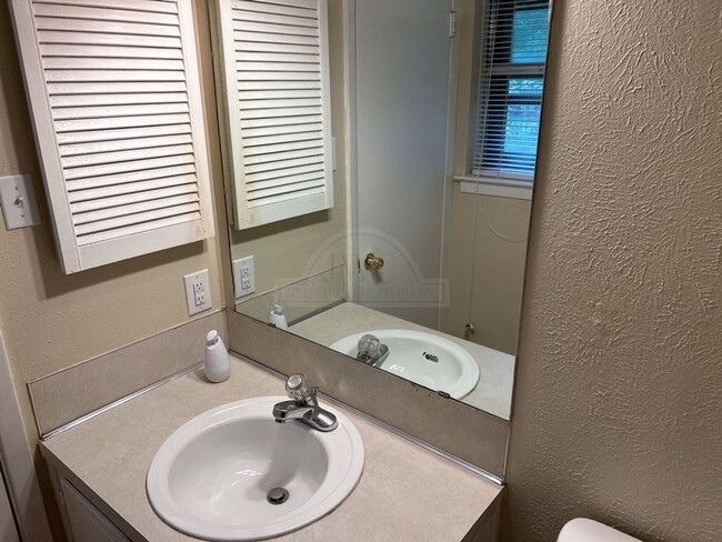 Building Photo - 1013 Kathey Dr
