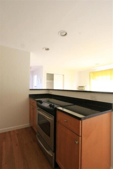 Building Photo - 72 Park St