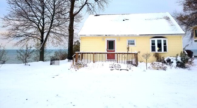 Beautiful in every season - waterfront! - 3061 Maple Ave