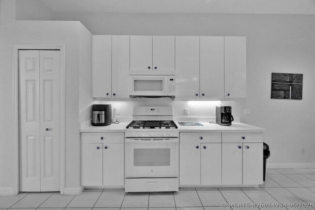 Building Photo - 615 SW St Thomas Cove