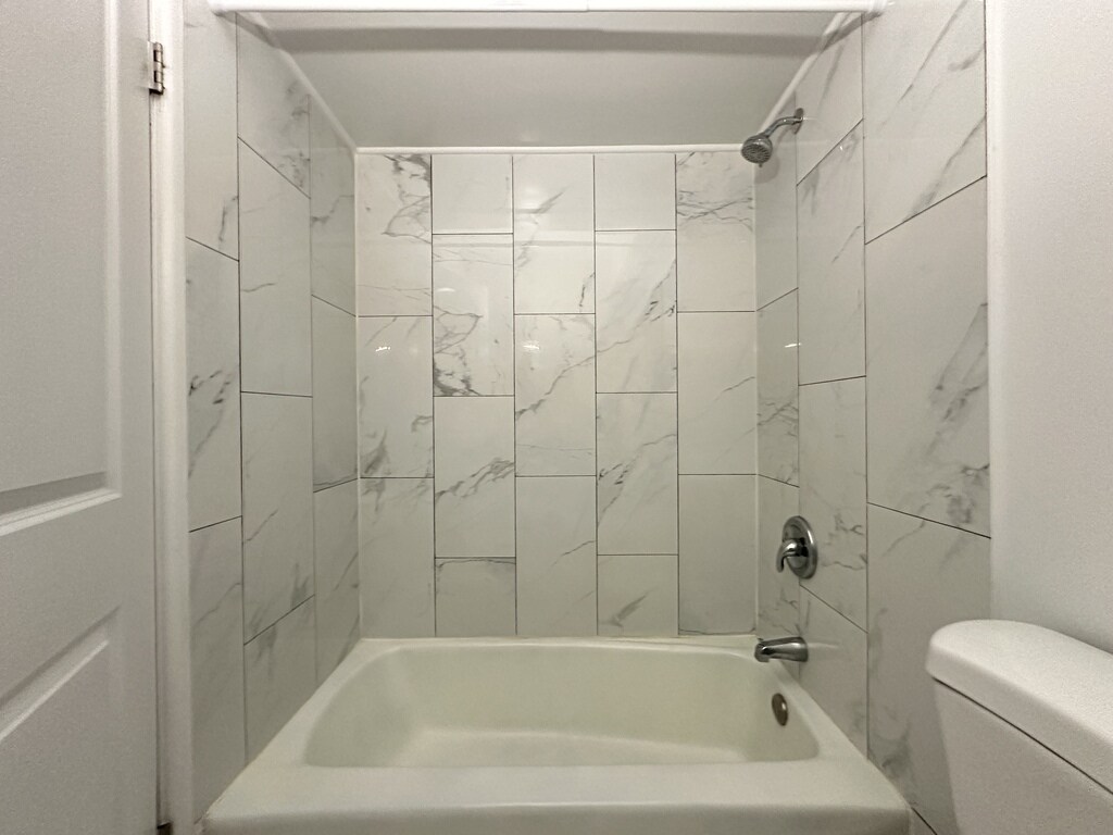 Building Photo - 6830 N Sheridan Rd