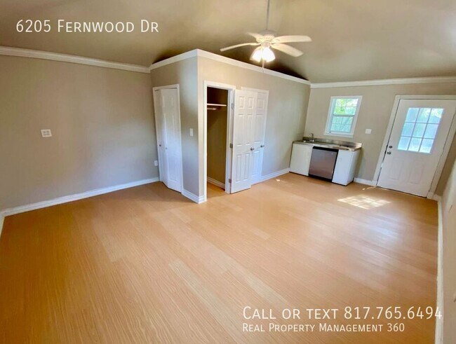 Building Photo - 6205 Fernwood Dr