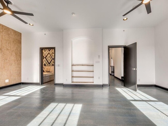 Building Photo - 109 NE 3rd St