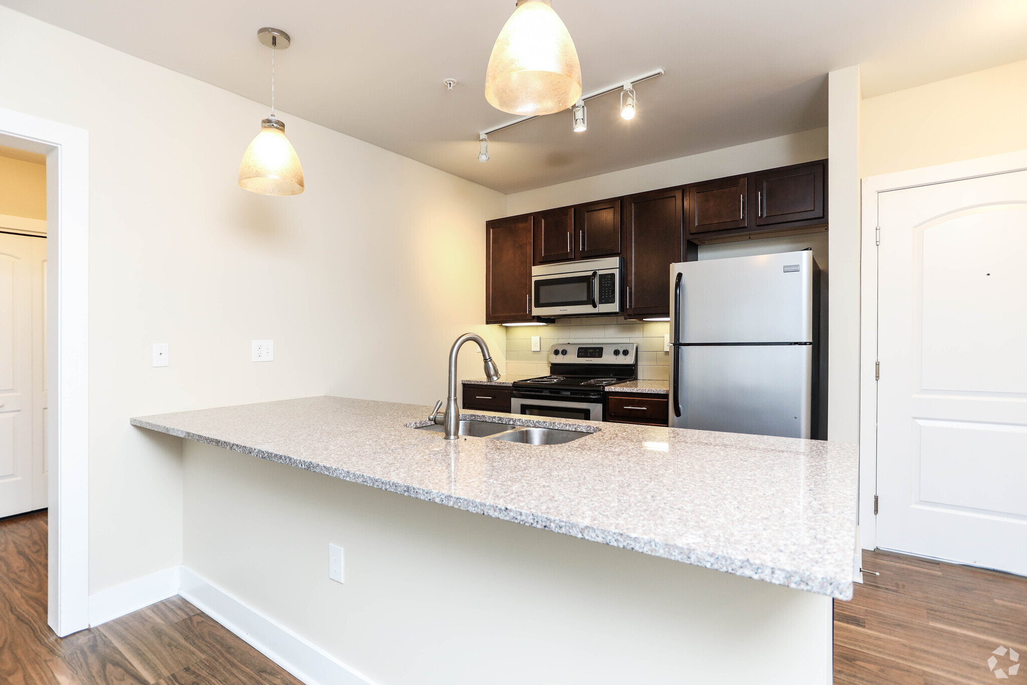 2BR, 2BA - 1,026 SF - The Oxford - The Lane