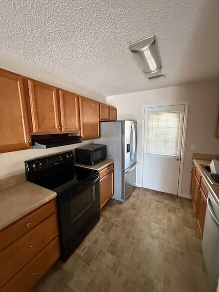 Building Photo - 410 English Ct