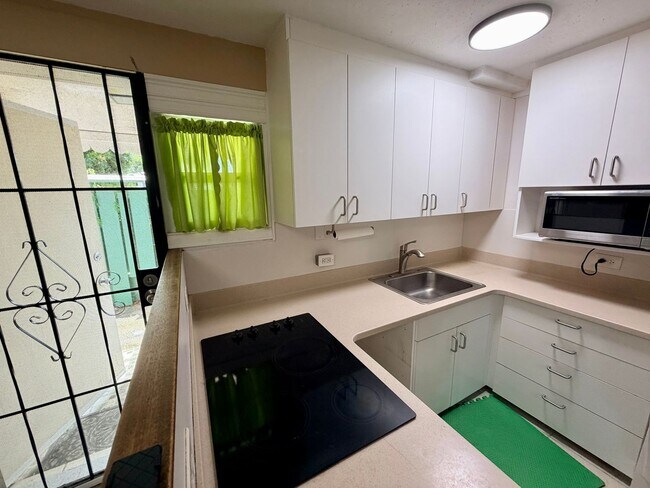 Building Photo - 1347 Palolo Ave