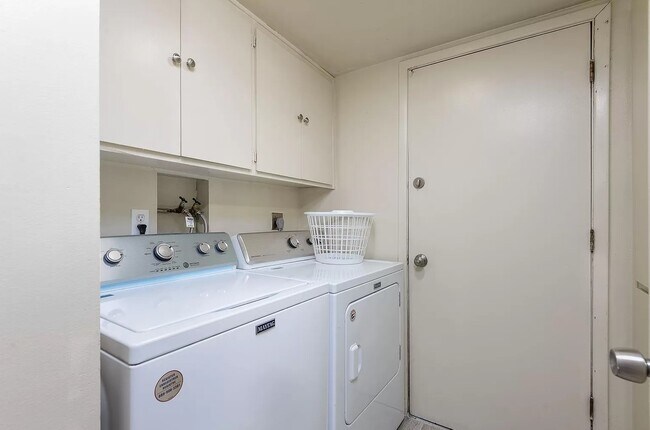 Building Photo - 635 E Manhatton Dr