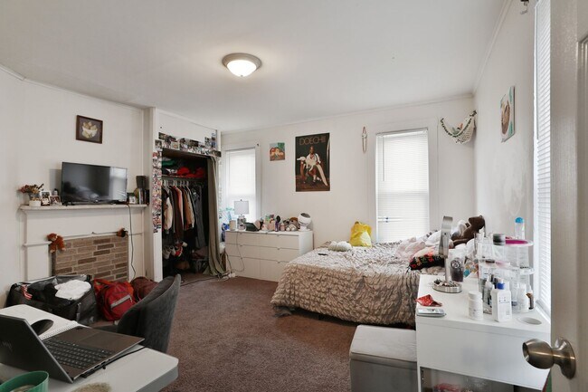 Building Photo - 4-5 BR HOUSE on Frambes close to High St / Short term lease available